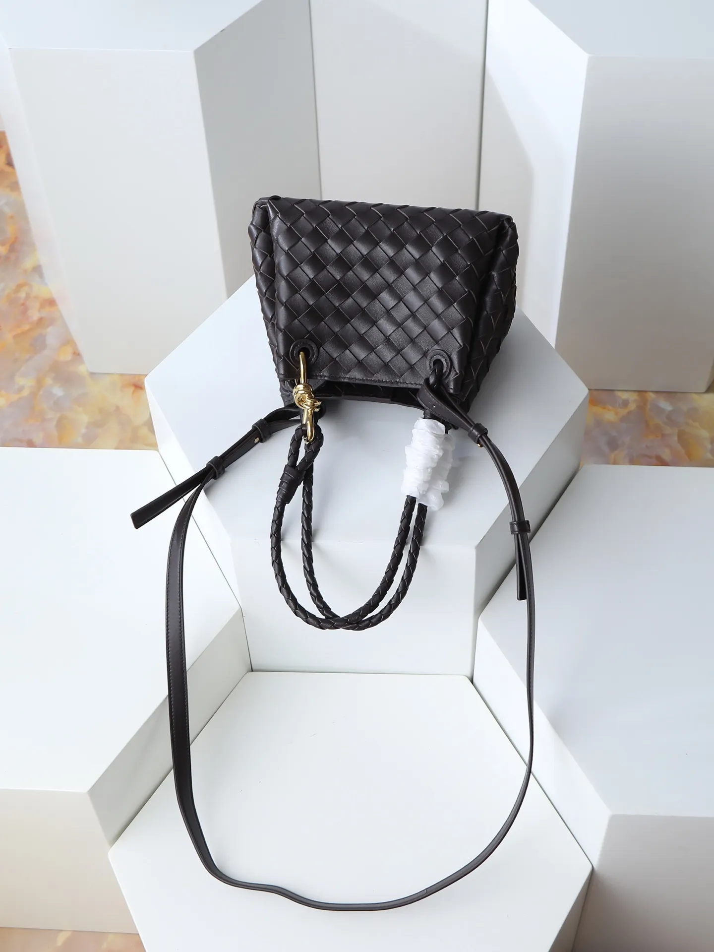 1250. Home B has a new product! Andiamo combines archive parachute handbags to inherit retro elements and integrate modern trends. The same style as Shu Qi's Night in Beijing. It is a continuation of the classic bag. It has three functions: hand carry, shoulder and cross-body. It is embellished with metal brass knot buckles. It is small and has an amazing capacity. It can easily hold all kinds of daily necessities with a box, sunglasses, small bottle, water powder, charger, and the upper body is versatile. Style number: 796569 Size: 21*17*16.5cm